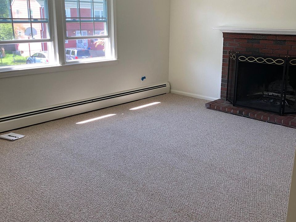 Living room, the fireplace is ornamental.