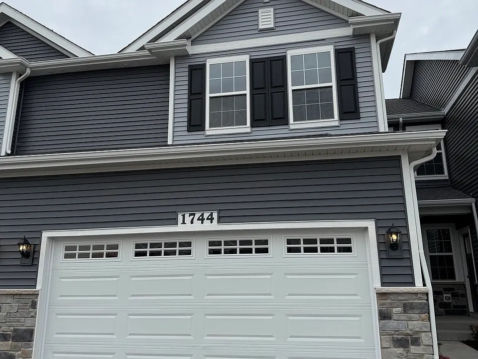 1744 Stable Ln
