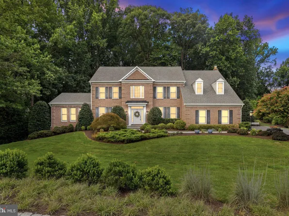 9709 Brookstone Ln, Vienna, VA 22182