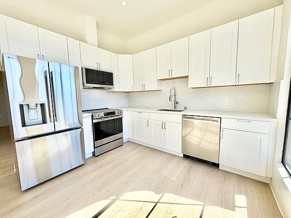 2nd image of 1256 Howard St #201