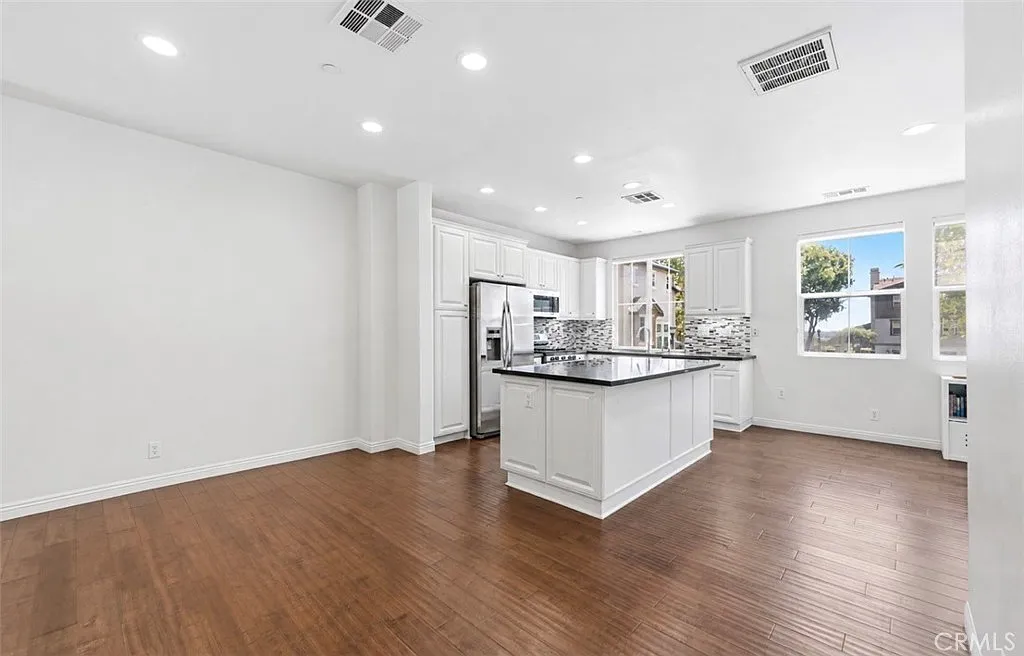 2 bed, 2.5 bath, 1623 sqft, $4,200 — Photo 3