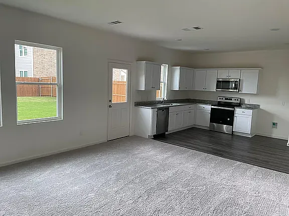 3 bed, 2.5 bath, 1605 sqft, $1,799 — Photo 2