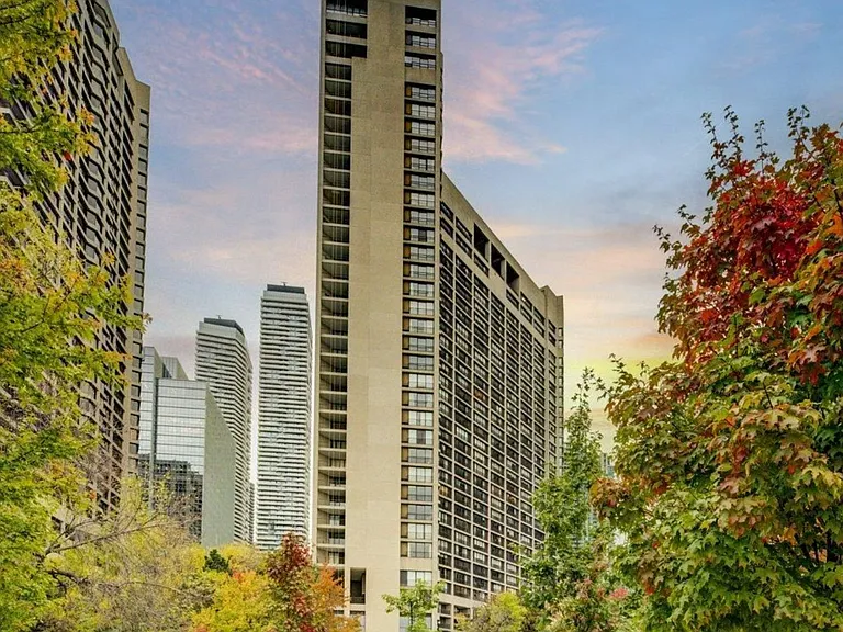 33 Harbour Sq #2407 — Photo 8