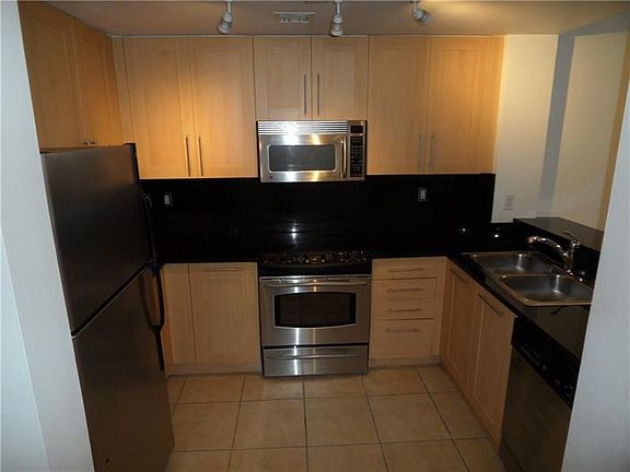 5th image of 511 SE 5th Ave APT 718