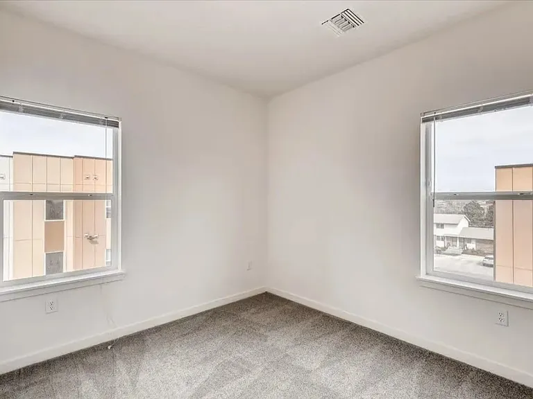 Del Corazon Apartments — Photo 6