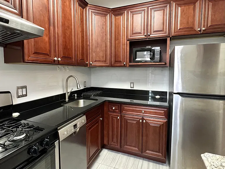 70 Strawberry Hill Ave #3-2F — Photo 7