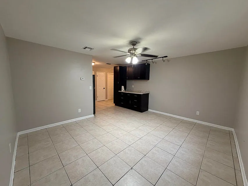 3 bed, 962 sqft, $2,300 — Photo 3