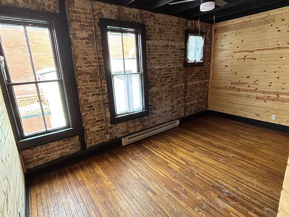 4th image of 127 1/2 S Main St #1