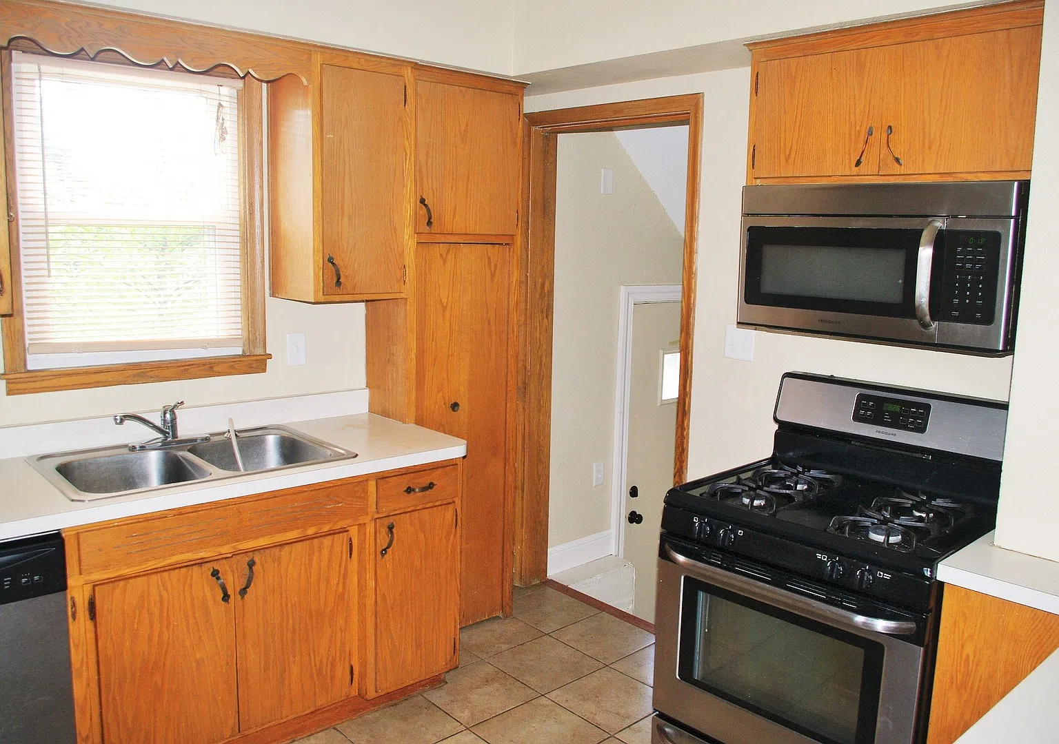 Charming 3 Bedroom Home Near West St. Paul!! — Photo 4