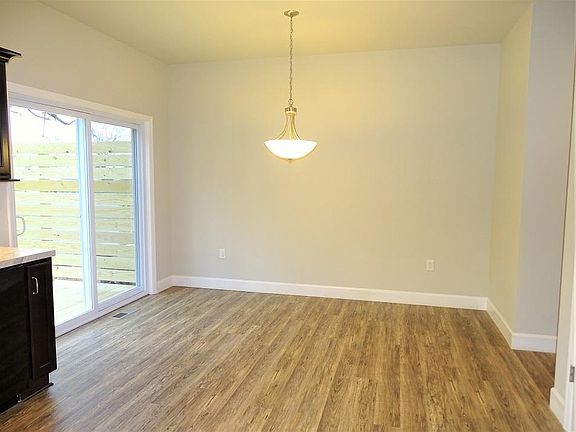 5th image of 327 Martin Ave