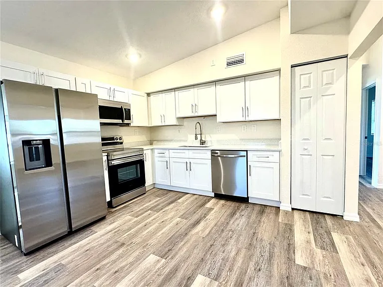 9805 N Myrtle St — Photo 2