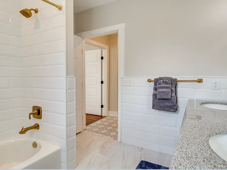 905 E Park Ave #B — Photo 8