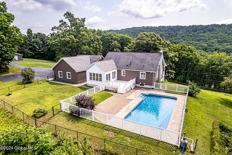 3rd image of 579 Coot Hill Road