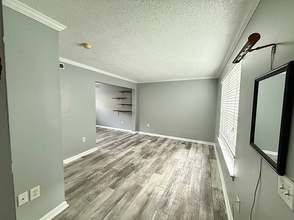 3rd image of 415 Parkdale Dr APT 13B
