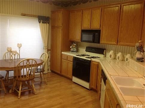 2nd image of 860 Lavaliere Pl