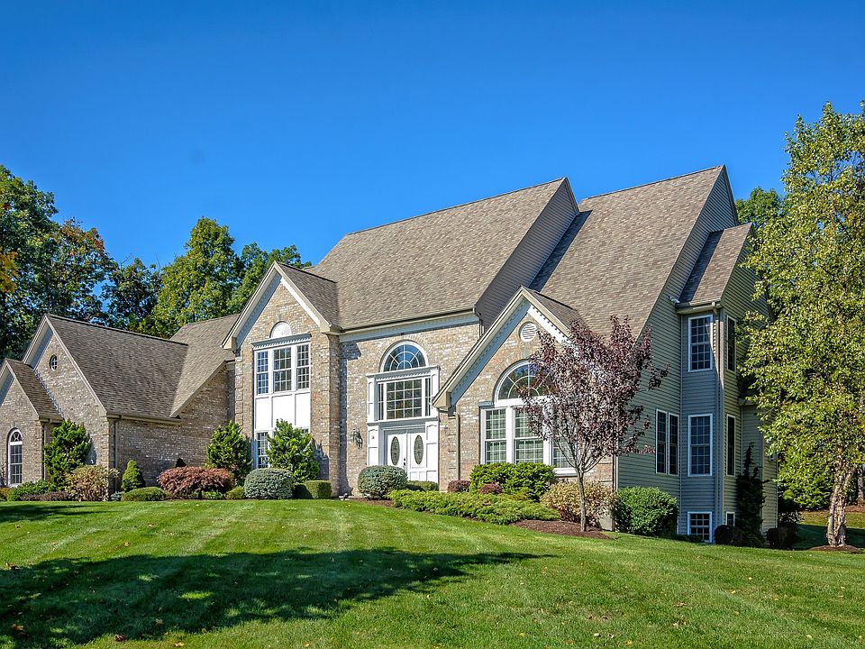 1st image of 14 Orchard Hill Dr