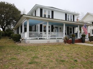 220 S Walnut St, Swansboro, NC 28584