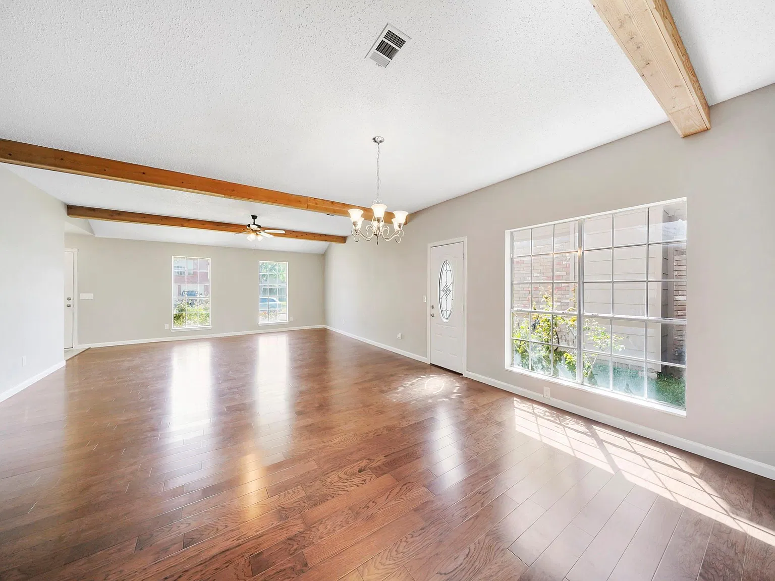 3 bed, 2.0 bath, 1696 sqft, $2,300 — Photo 3
