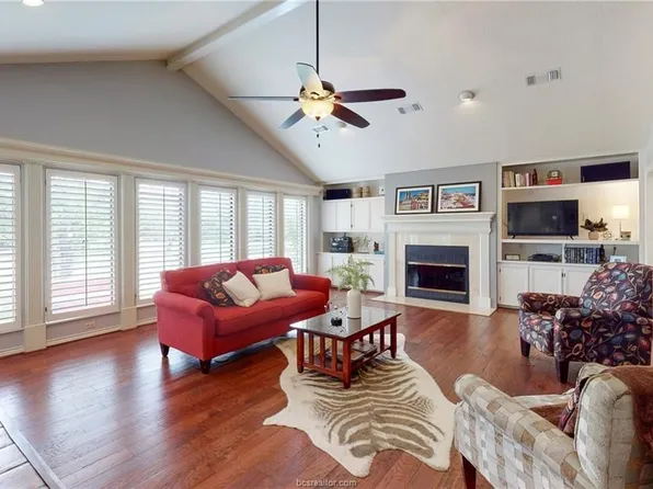 2711 Pinehurst Cir, Bryan, TX 77802