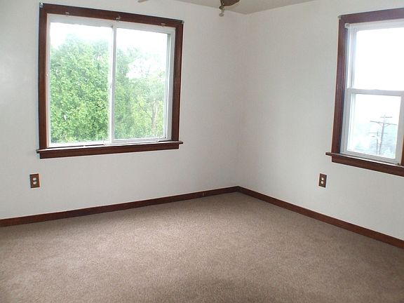 The 2nd bedroom has NEW carpet. 