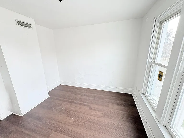 833 N Michigan St — Photo 16