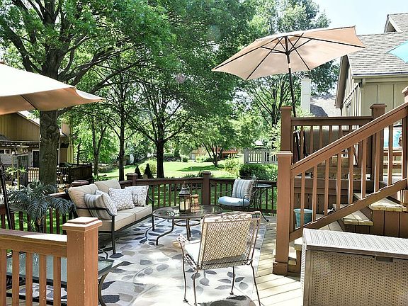 Beautiful 2 tier deck, party