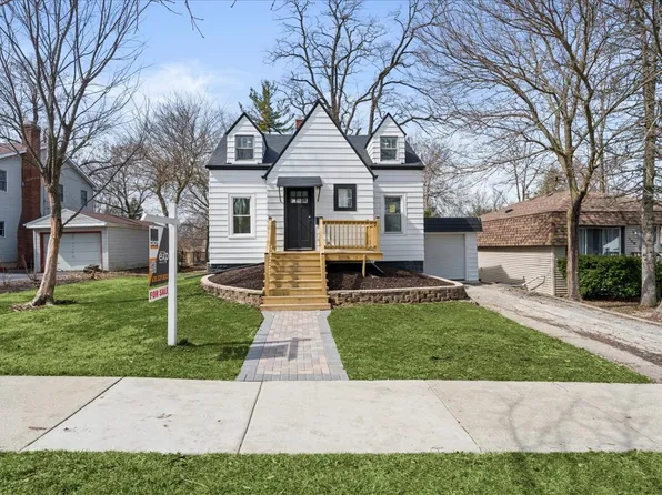 122 S Park St, Westmont, IL 60559