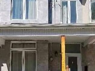 16 Ross St #B, Toronto, ON M5T1Z9