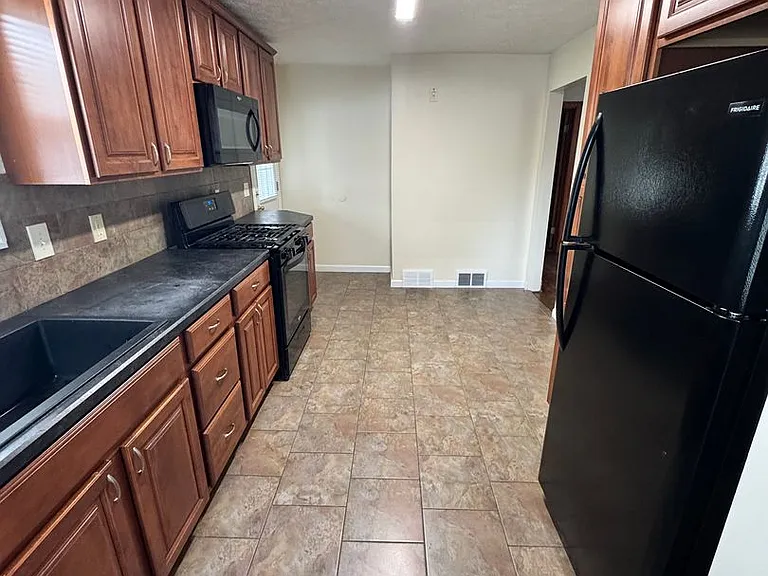 832 Lawrence Ave — Photo 7