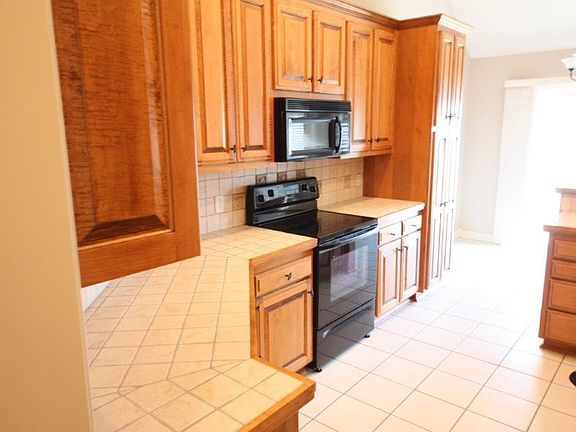 3rd image of 6104 W Southgate Cir