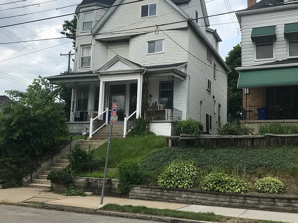 627 College St #2