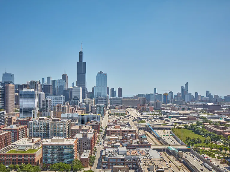 Landmark West Loop — Photo 19