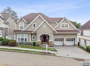 30 Overlook Rdg, Oakland, NJ 07436