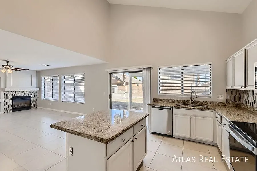 Stunning 3 Bedroom 3 Bathroom Home in Corte Sierra — Photo 4