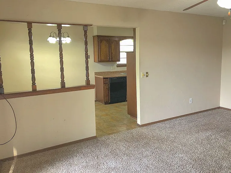 720 Robin Hill Rd — Photo 6