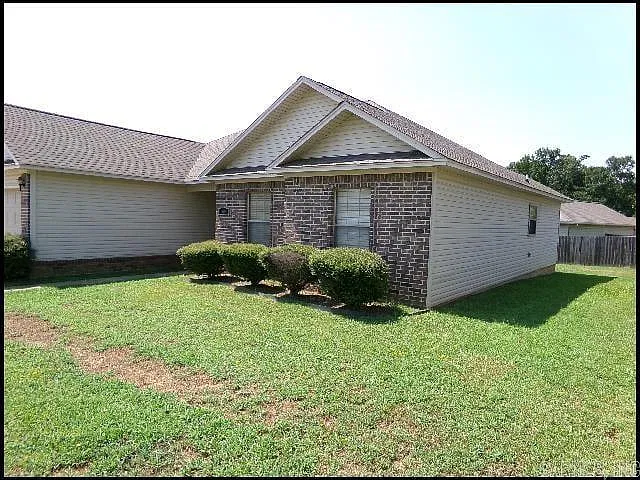 3 bed, 2.0 bath, 1408 sqft, $1,575 — Photo 2