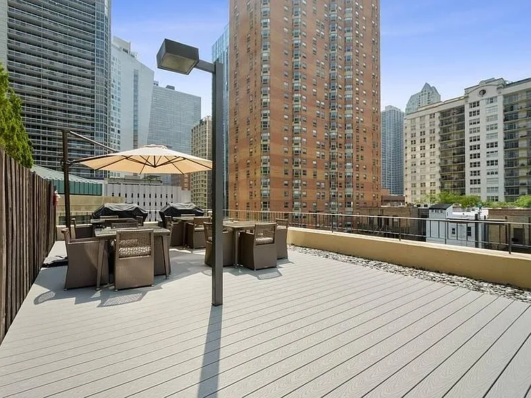 33 W Delaware Pl #13C — Photo 22