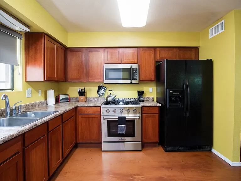 1327 E Pierce St — Photo 16