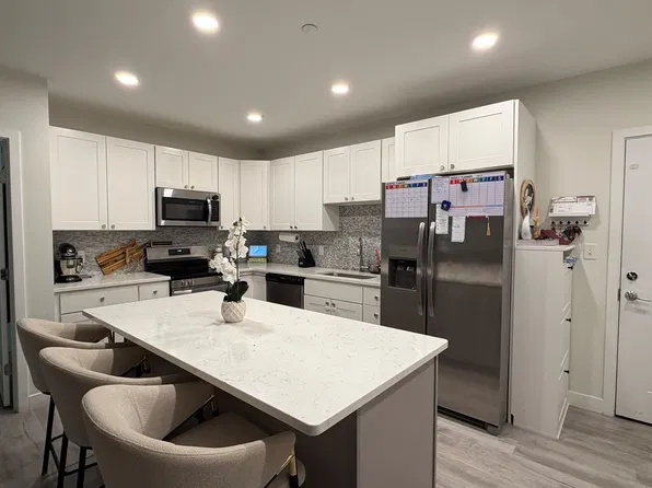 652 Merrimack St #203, Lowell, MA 01854