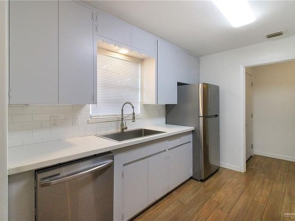 4th image of 609 E Walnut Ave S