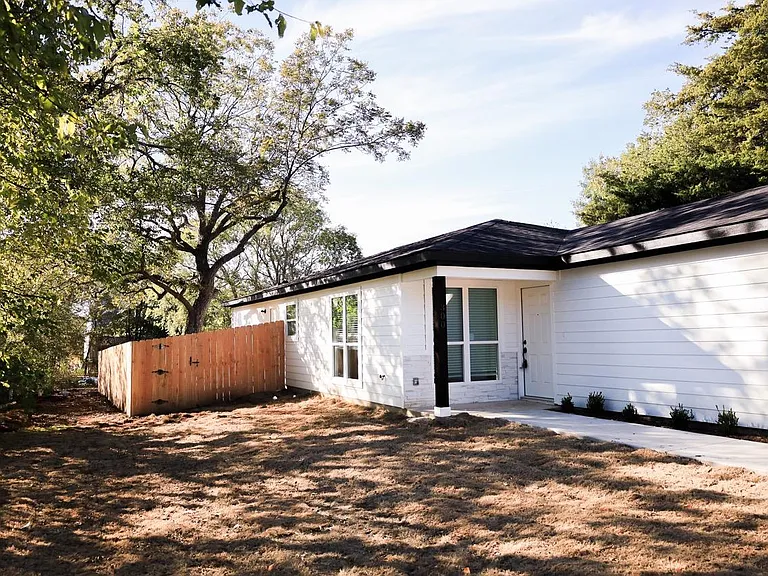 300 Carrie Mabrie St — Photo 1