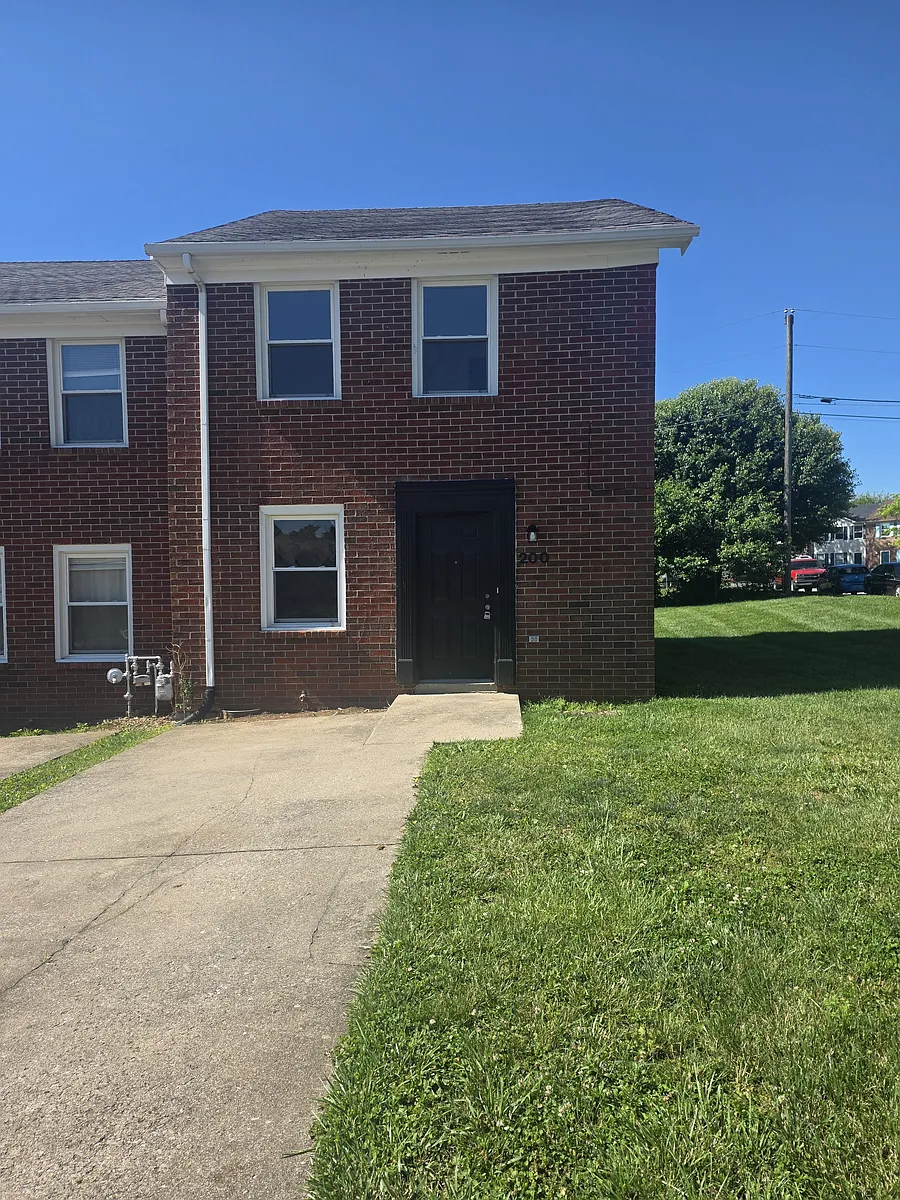 Building Photo - 204 Strawberry Ln