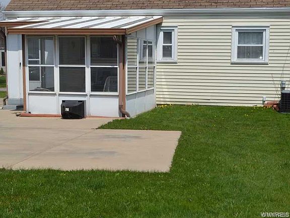 4th image of 80 Nicholas Dr N
