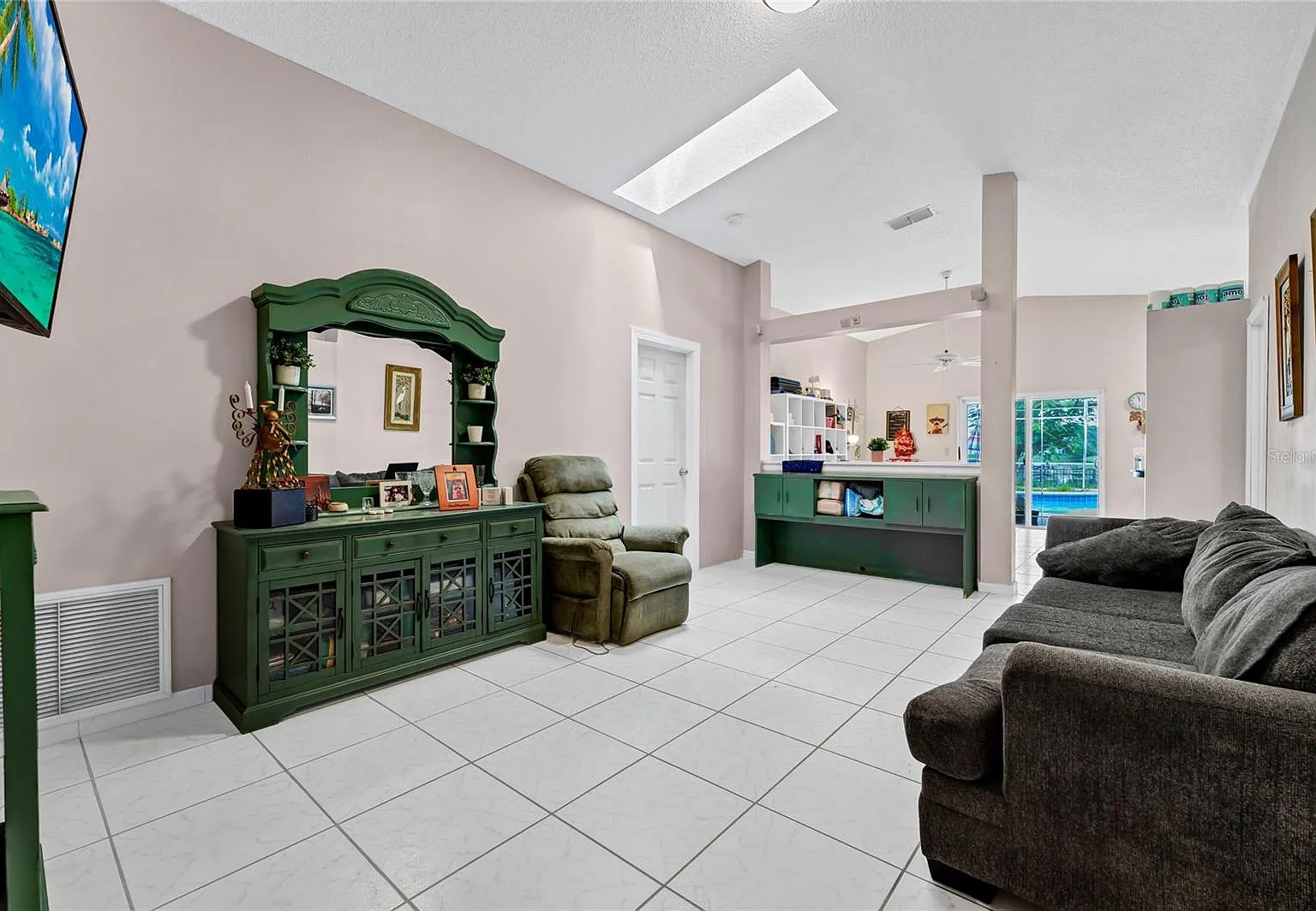 3 bed, 2.0 bath, 1669 sqft, $3,000 — Photo 3
