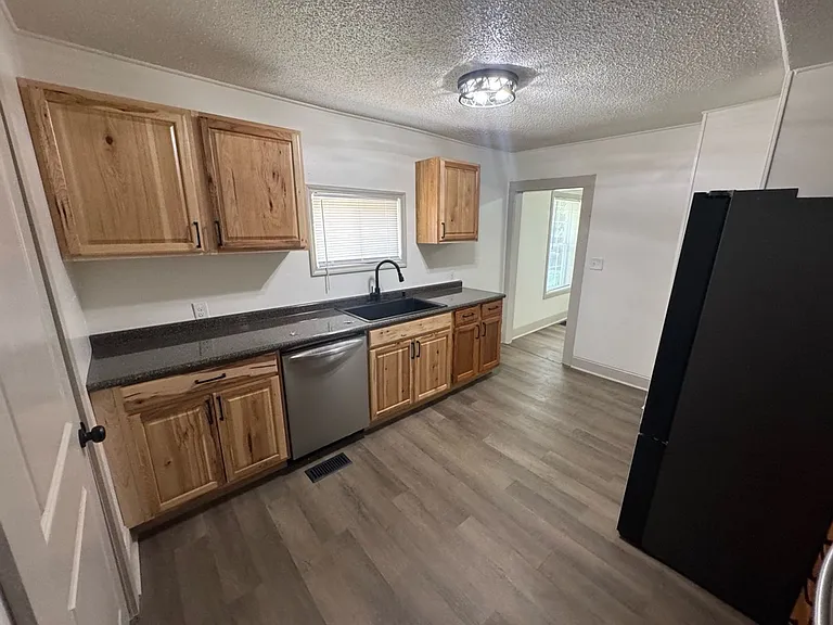 143 Massey St — Photo 3