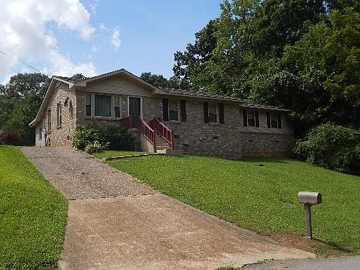 1st image of 104 S Oak Dr