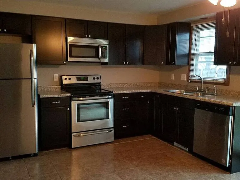 1260-1262 Primrose Ln — Photo 3