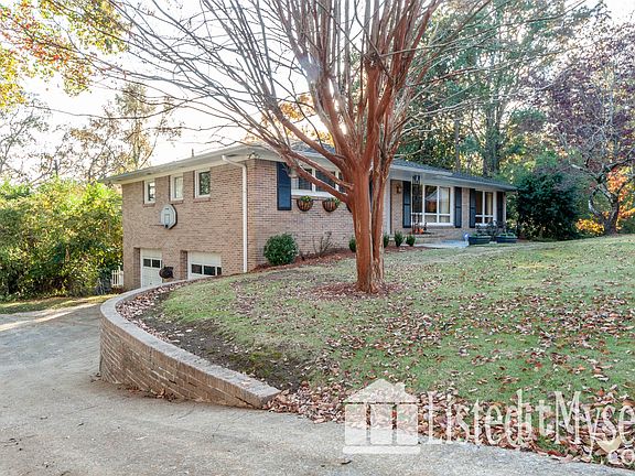 3rd image of 2105 Woodhue Cir