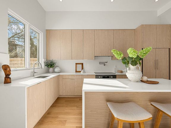 4th image of 1148 Decatur St