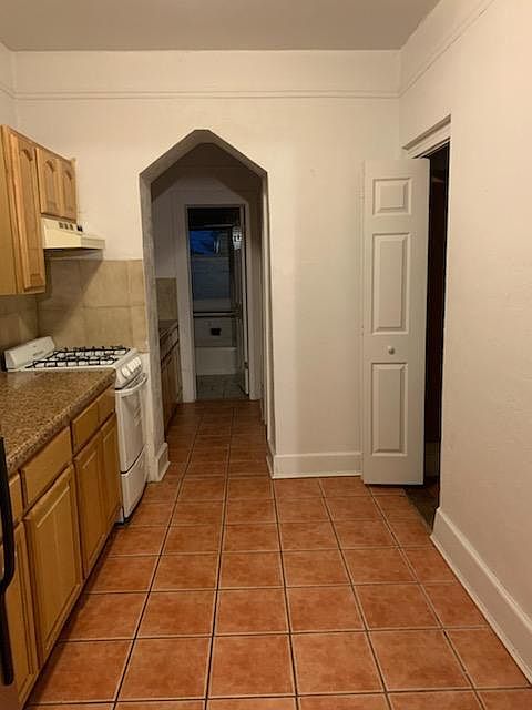 1st image of 842 Clarence Ave #2
